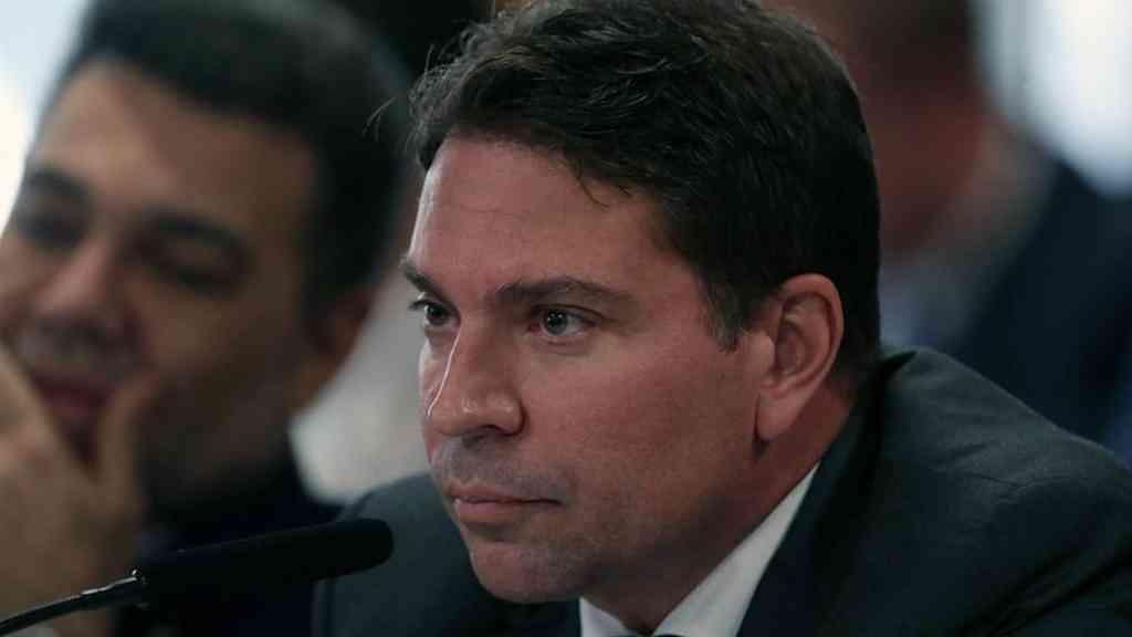 Câmara suspende salários de fugitivos, mas não desativa os gabinetes | O deputado Alexandre Ramagem (PL-RJ) encontra-se foragido em Miami, nos EUA