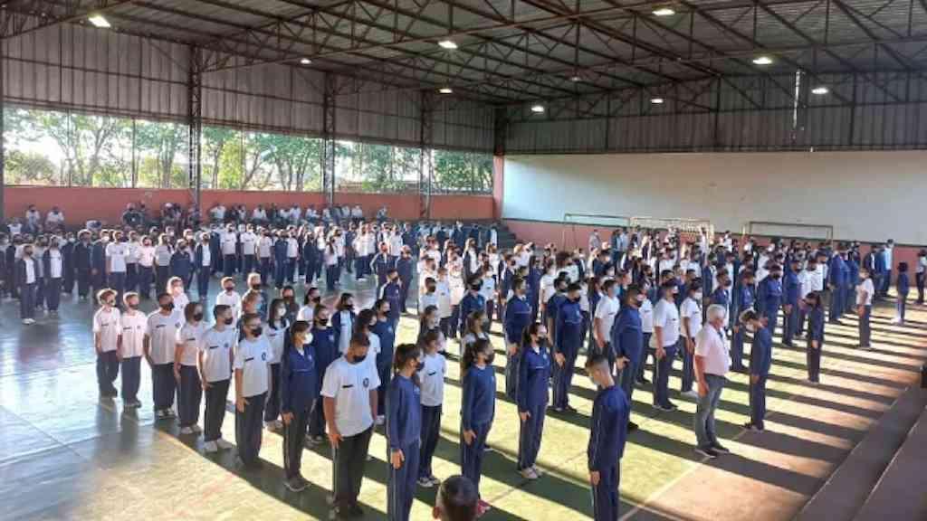 Escola cívico-militar é a doutrinação pela violência e falta de empatia | Alunos de escola cívico-militar do Paraná em 2022