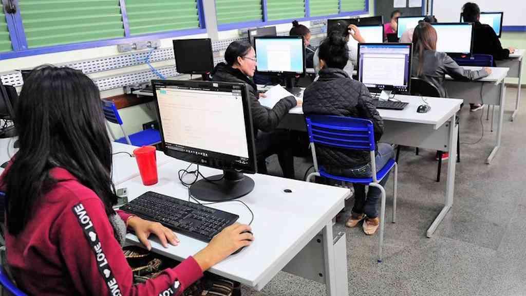 Governo promete conectar todas as escolas até 2026 | Conexão de todas as escolas públicas é prioridade