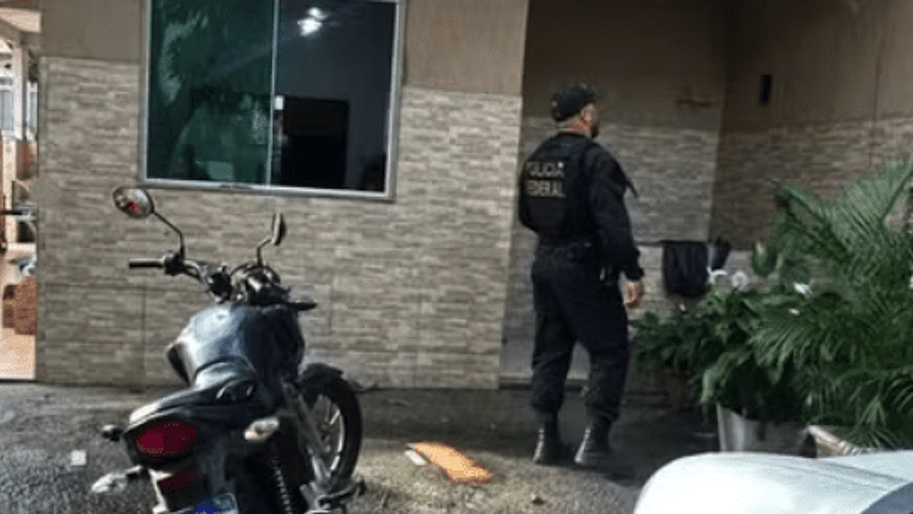 PF faz operação na Baixada por fraude com saques de alto valor na Caixa | PF deflagra operação contra esquema de saques fraudulentos na Caixa na Baixada Fluminense