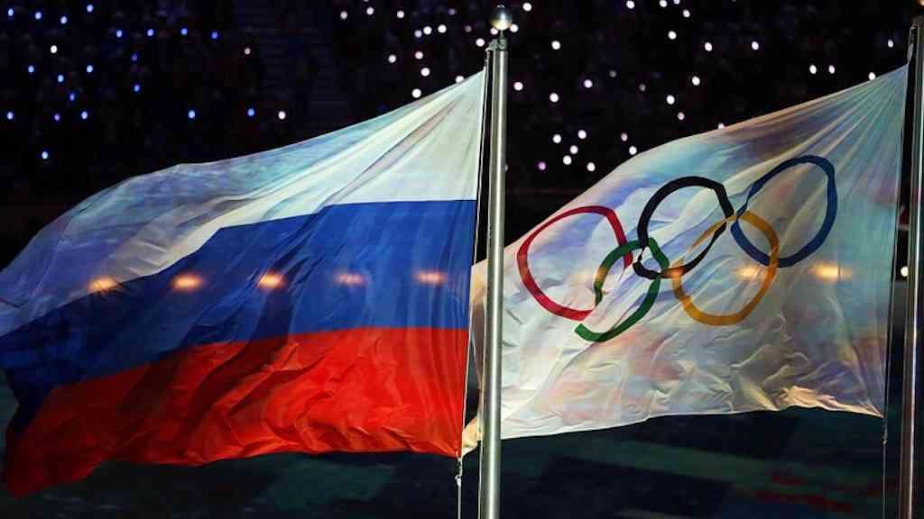 Tribunal do Esporte autoriza russos a competir nas Olimpíadas de Inverno | Bandeira da Rússia na abertura das Olimpíadas de Inverno de Sochi, em 2014