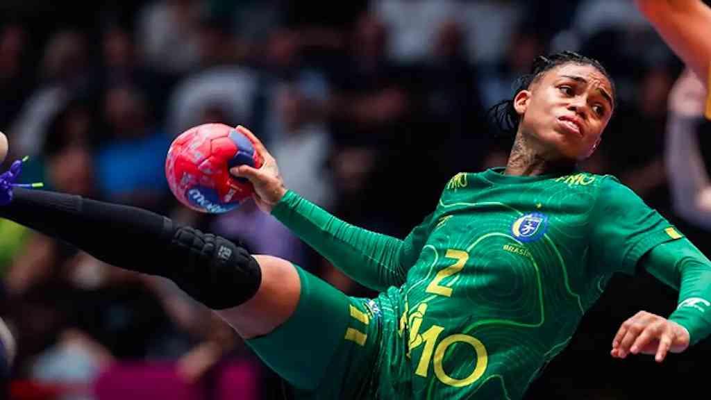 Brasil avança no Mundial de handebol com campanha perfeita | Seleção brasileira derrotou a Suécia por 31 a 27