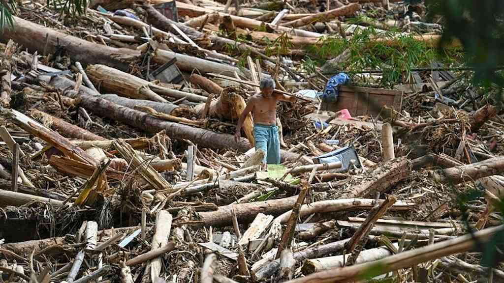 Sobe número de mortes em inundações na Ásia | Indonésia tem sido afetada por inundações e deslizamentos de terra