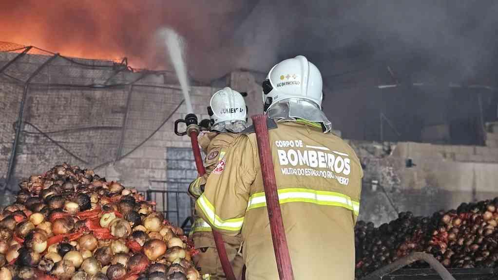 Incêndio destrói 28 lojas na Ceasa do Rio de Janeiro | Fogo atingiu pavilhão do Ceasa