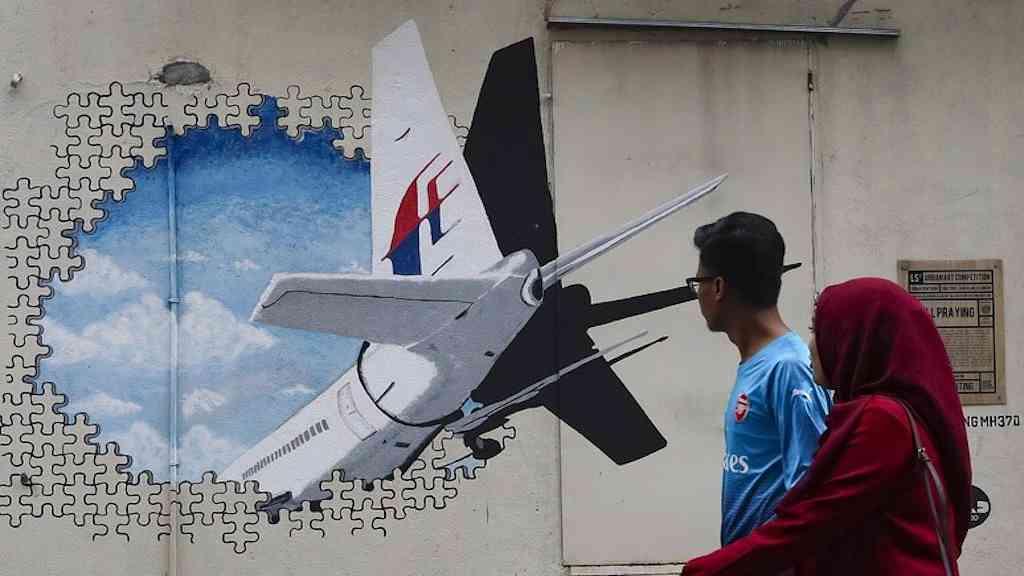 Malásia volta a buscar avião desaparecido há quase 12 anos | Mural sobre o voo MH370 em Kuala Lumpur, na Malásia