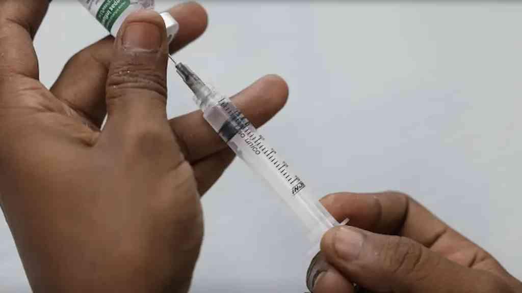 Pessoas a partir de 12 anos já podem se vacinar contra a covid no Rio | Rio estende imunização da Covid a adolescentes de 12 anos ou mais