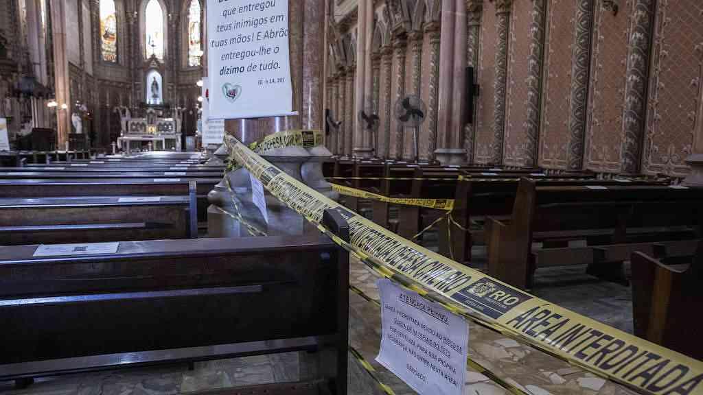 Moradores se assustam com rachaduras em igreja de Botafogo | Estruturas da igreja em Botafogo apresentam falhas e preocupam moradores