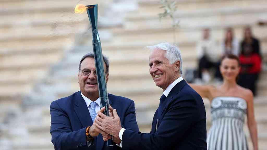 Itália recebe a chama olímpica dos Jogos de 2026 | Cartolas Isidoros Kouvelos e Giovanni Malagò com a chama olímpica
