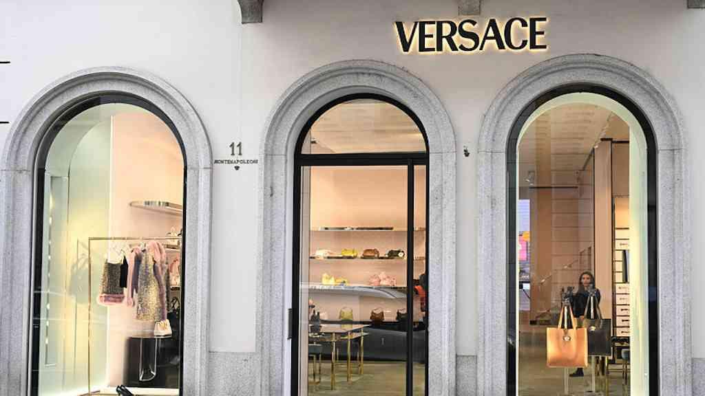 Autoridades italianas miram mais 13 marcas em caso de exploração | Versace é uma das empresas na mira do Ministério Público