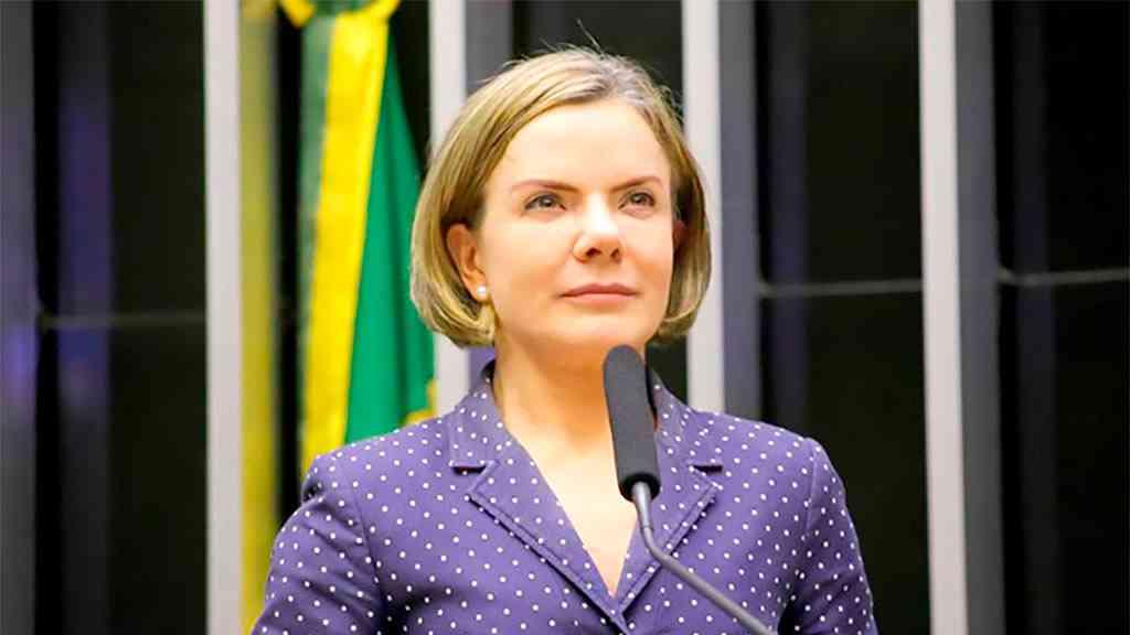 Ministra Gleisi Hoffmann critica taxa de juros praticada pelo BC | A ministra Gleisi Hoffmann opina sobre a taxa de juros em curso