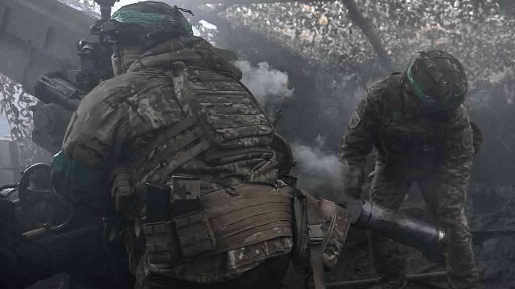 Após anúncio russo, Pokrovsk segue em resistência | Soldados ucranianos na frente de batalha perto de Pokrovsk