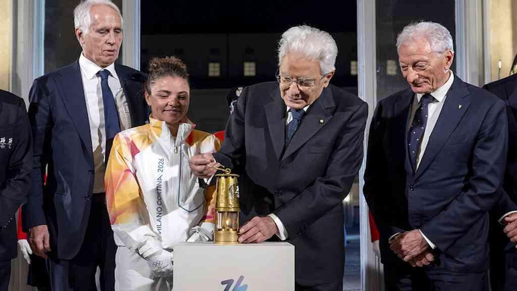 Presidente italiano acende tocha e pede trégua olímpica | Mattarella acendeu tocha de Jogos de Inverno de 2026