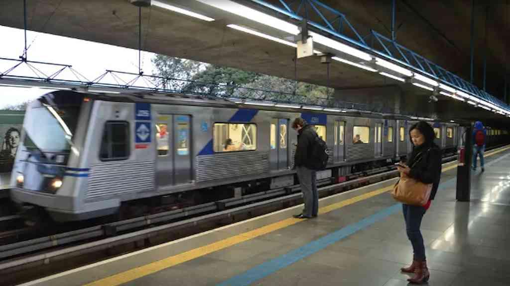 Metrô de SP passa a operar 24 horas aos sábados | Decisão inclui as linhas 1-Azul, 2-Verde, 3-Vermelha e 15-Prata