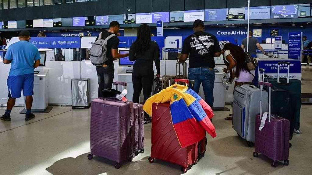 Suspensão de voos internacionais deixa Venezuela isolada | Passageiros aguardam nos balcões de check-in da Copa Airlines no Aeroporto Internacional de Tocumen, na Cidade do Panamá