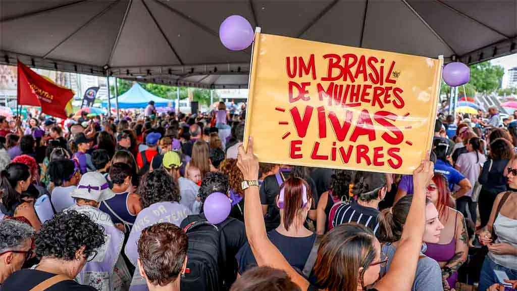 Mulheres de todo o país se manifestam contra violência de gênero | Milhares de mulheres foram às ruas, neste domingo, protestar contra a violência