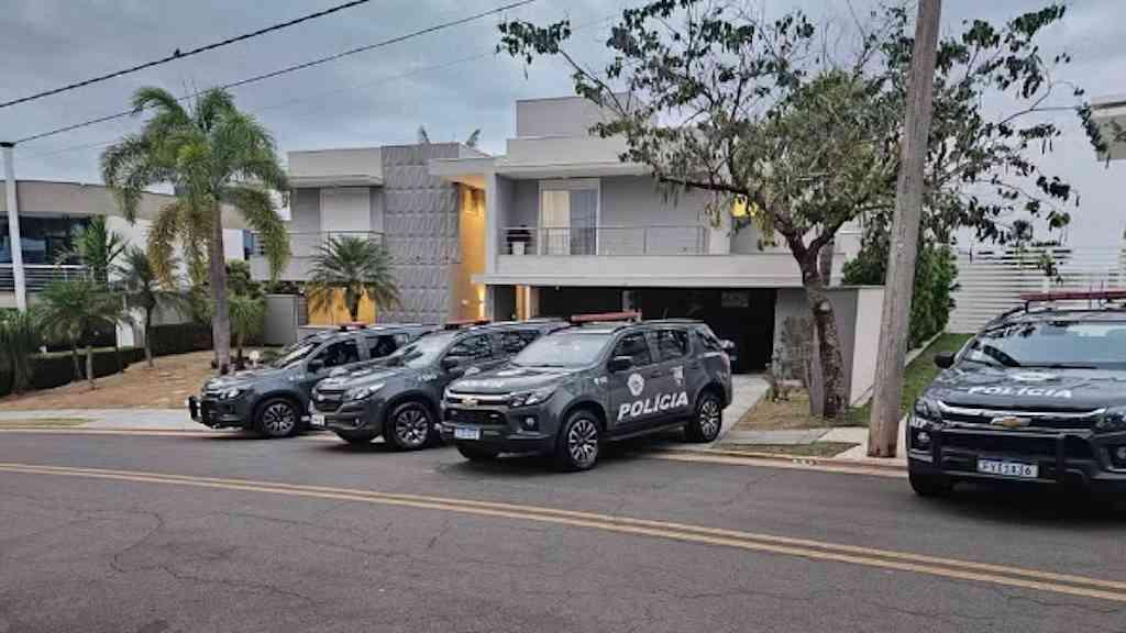 Empresários suspeitos de ligação com PCC se entregam à polícia paulista | Dois suspeitos são presos por envolvimento em plano de facção