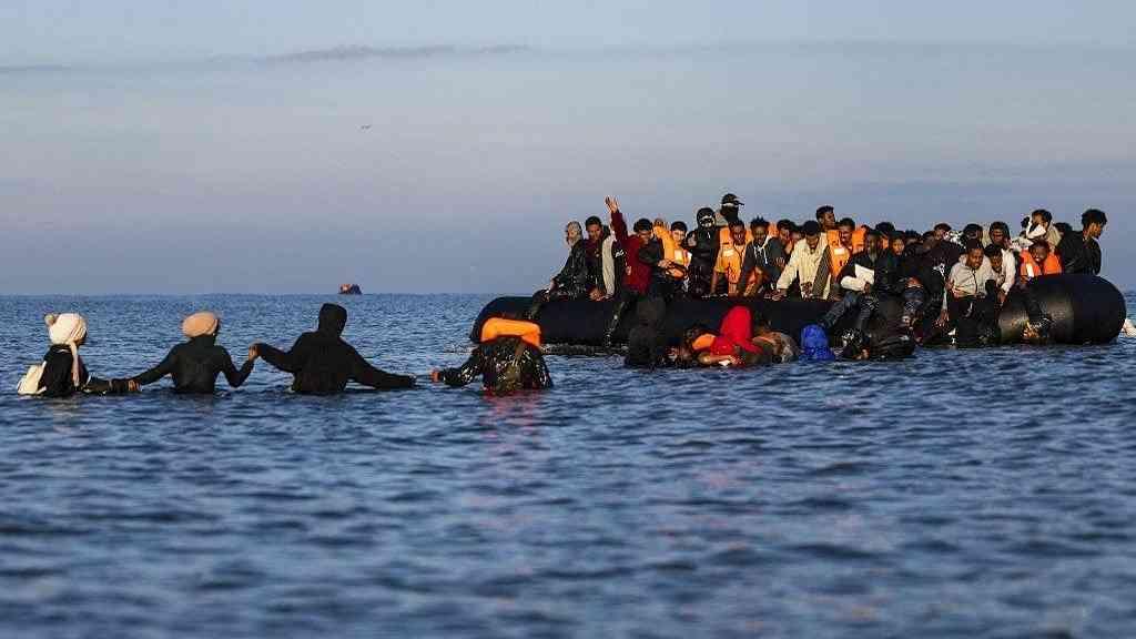 UE aprova medidas mais rígidas para migração | Imigrantes se arriscam para tentar entrar na Europa via Canal da Mancha. Pelo menos 400 foram resgatados em um final de semana. Quatro morreram durante a travessia