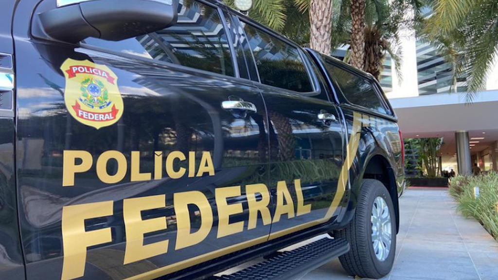 PF prende dois PMs por repassar táticas do Bope ao Comando Vermelho | Ao todo, os agentes cumprem 11 mandados de prisão e seis de busca e apreensão