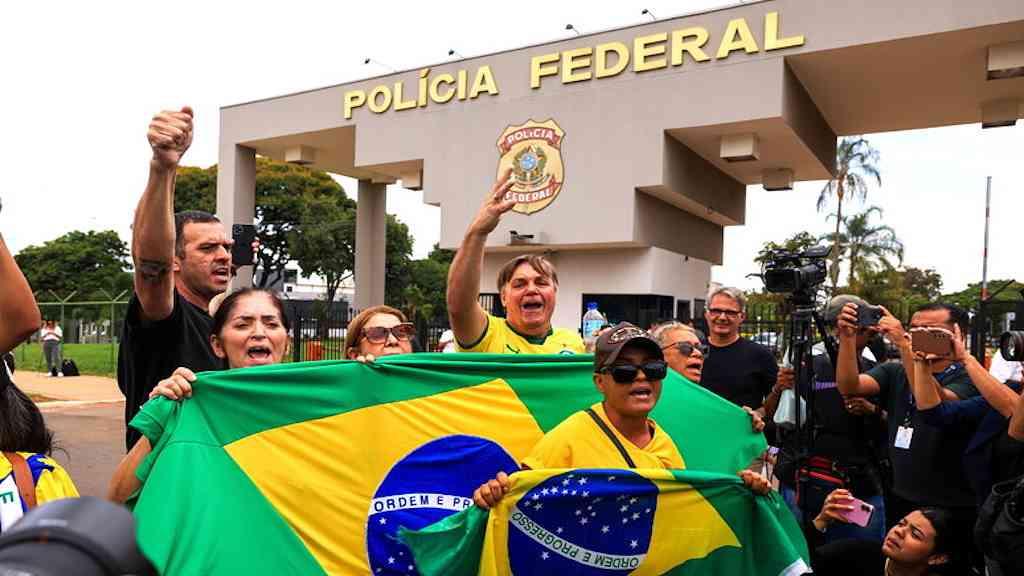 Para 54% dos brasileiros, houve tentativa de fuga de Bolsonaro | Maioria dos brasileiros acredita que Bolsonaro queria fugir ao queimar tornozeleira