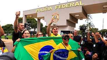 Para 54% dos brasileiros, houve tentativa de fuga de Bolsonaro