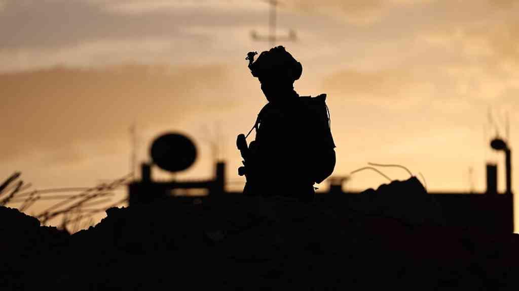 Hamas aponta violação israelense e afirma que acordo não avançou | Soldado israelense faz inspeção em Rafah, no sul de Gaza