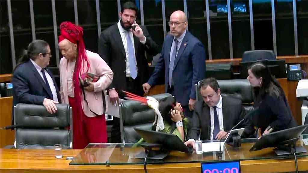 Motta censura imprensa e manda polícia atacar Glauber Braga | O deputado Glauber Braga (PSOL-RJ) ocupou a cadeira de presidente da Mesa Diretora da Câmara