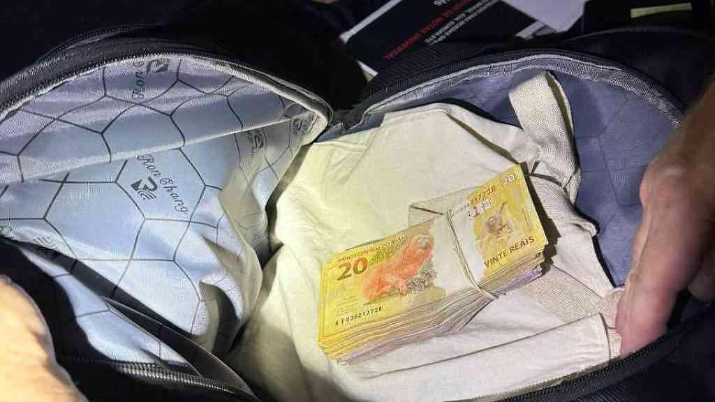 Policiais do Denarc são detidos por receber R$ 1 milhão do PCC | Dinheiro encontrado durante busca e apreensão