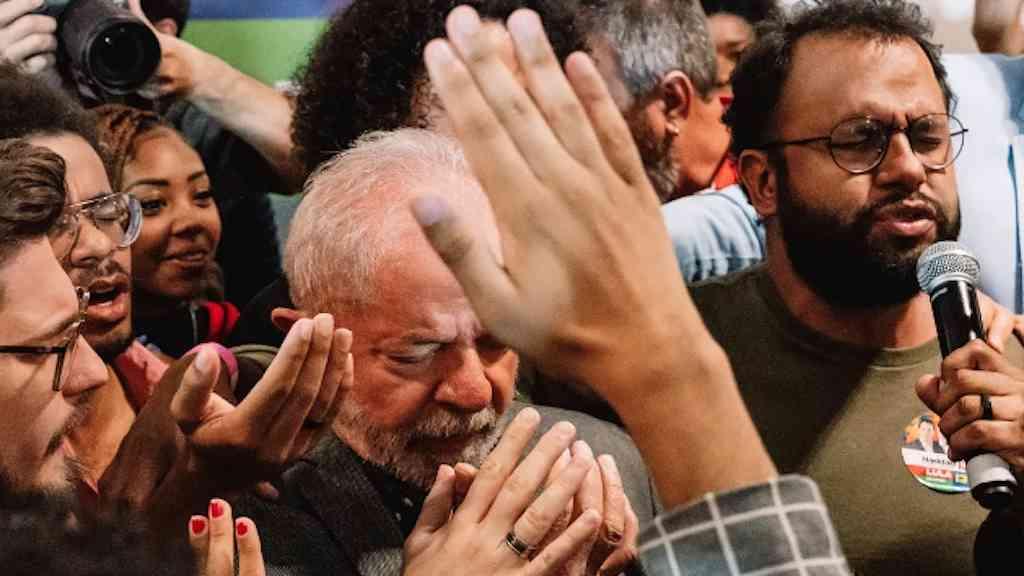 Com duas vitórias, Petra Costa ganha fôlego rumo ao Oscar | O documentário “Apocalipse nos Trópicos”, dirigido por Petra Costa