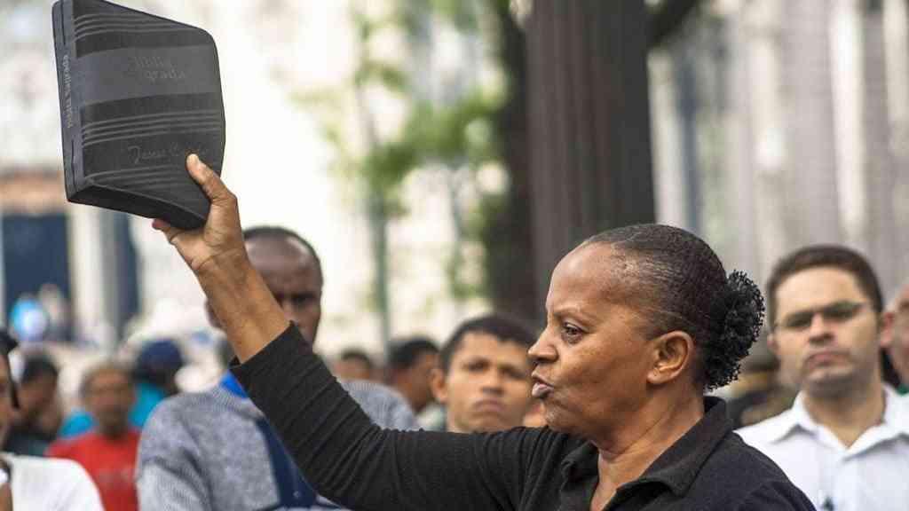 Um convite ao desarmamento de almas | Pregadora evangélica na Praça da Sé, no centro de São Paulo