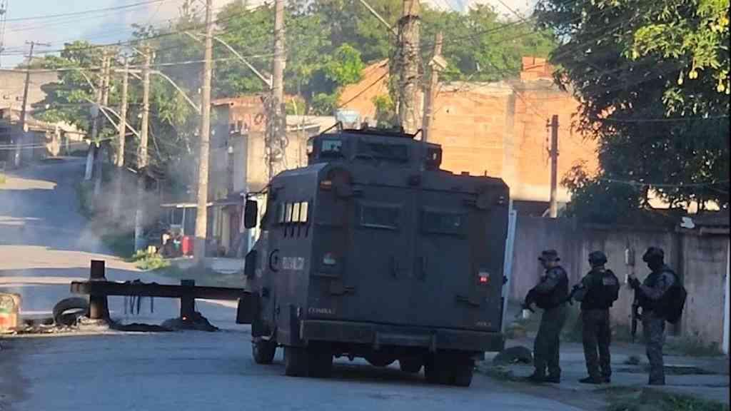 Polícia é recebida a tiros durante Operação Contenção no Salgueiro | Agentes retiram barricadas erguidas por criminosos