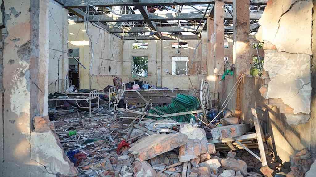 Bombardeio da junta atinge hospital e causa mortes em Myanmar | Myanmar está mergulhado em conflito há anos