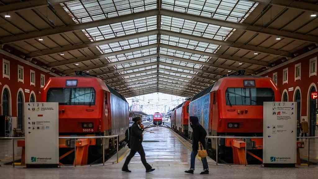 Paralisação nacional mobiliza Portugal contra o governo | Estações de metrô ficaram vazias em Lisboa na manhã desta quinta-feira devido à greve