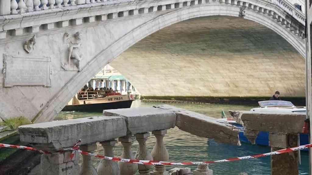 Veneza: mulher rouba embarcação e atinge ponte histórica | Danos em parapeito na parte inferior da Ponte di Rialto