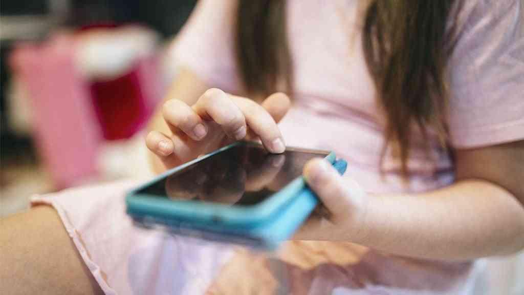 Controle parental nas redes ainda é desafio para a maioria das famílias | Pesquisa indica que famílias não se sentem preparadas para usar controle parental