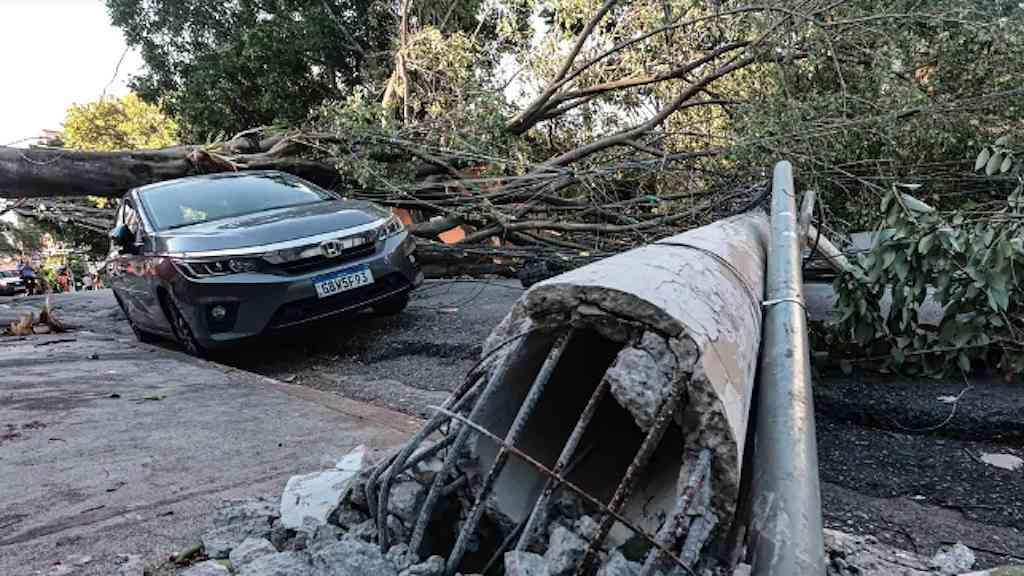 Falta de energia atinge cerca de 17% dos consumidores em SP | Colapso no fornecimento de luz é causado por fortes ventos