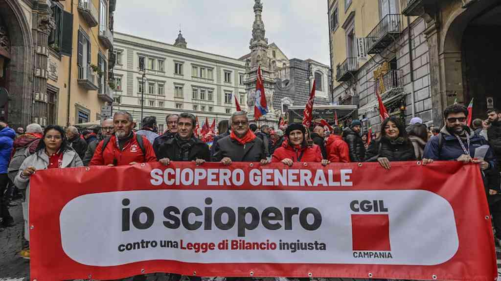 Itália realiza greve geral contra Orçamento de Meloni | Manifestação contra Lei Orçamentária em Nápoles, na Toscana