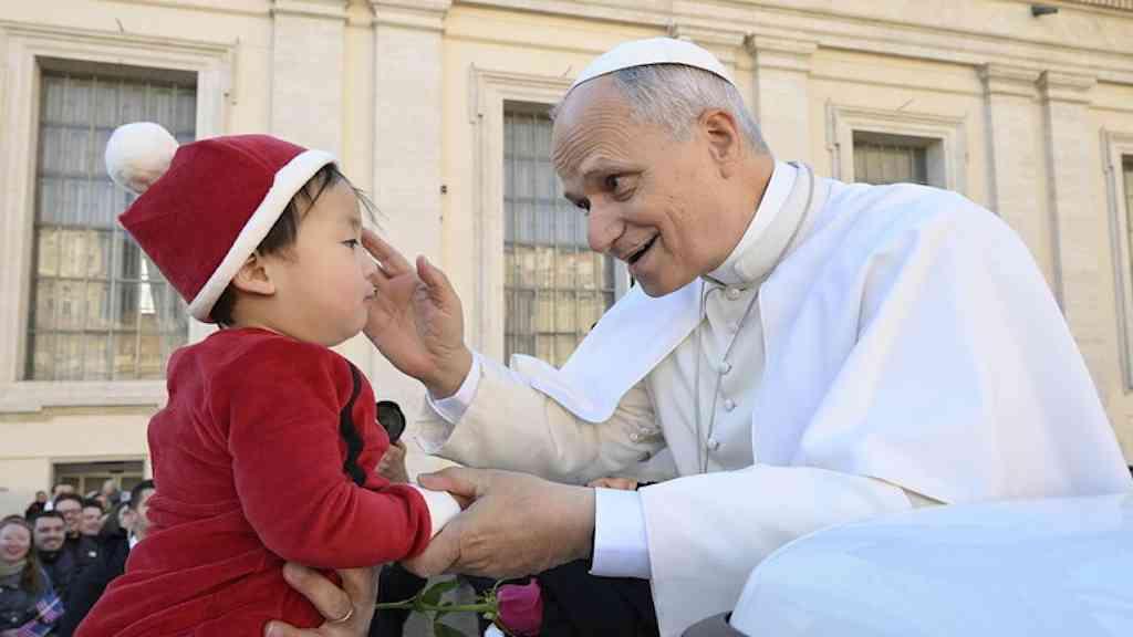 Papa Leão XIV condena consumismo no Natal | Papa Leão XIV abençoa criança na Praça São Pedro, no Vaticano