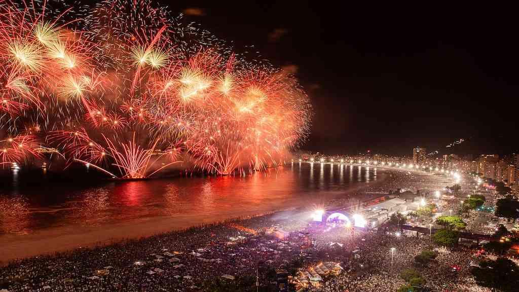 Seop define regras para ambulantes no Réveillon de Copacabana | O documento estabelece ainda que poderão ser credenciados até dois mil ambulantes para atuar no Réveillon