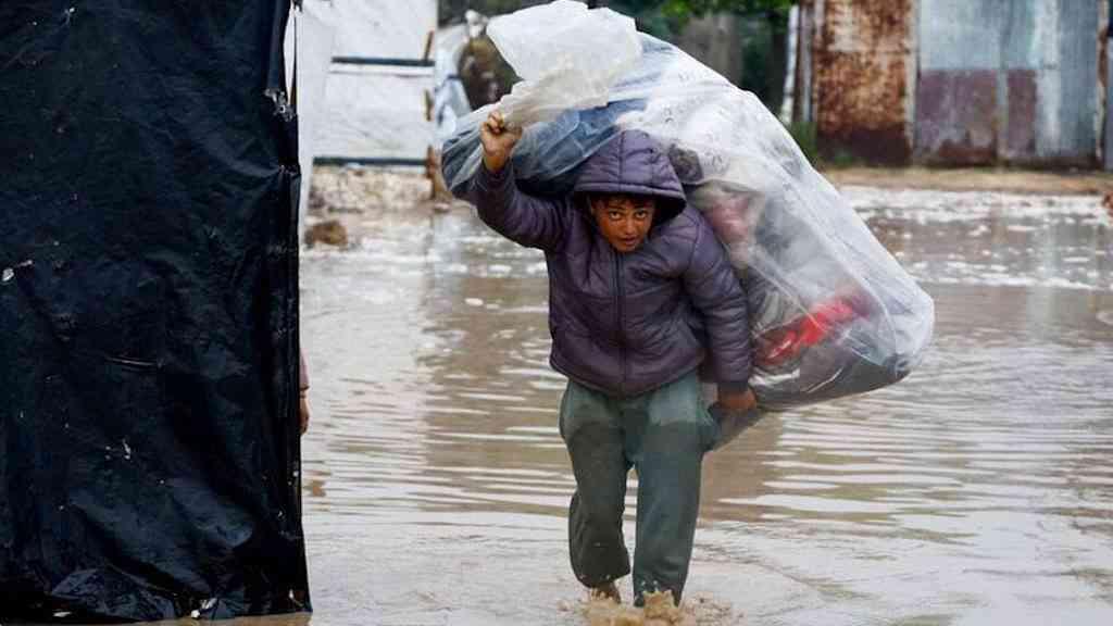 ONU alerta que deslocados enfrentam inundações enquanto ajuda é barrada | Inundações atingem deslocados e materiais de emergência seguem bloqueados, diz ONU