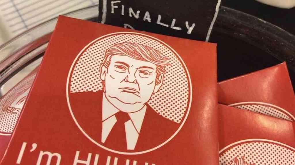 Preservativos com rosto de Trump surgem em fotos do caso Epstein | Embalagens de camisinhas com o rosto de Trump: ‘sou enoooorme ‘