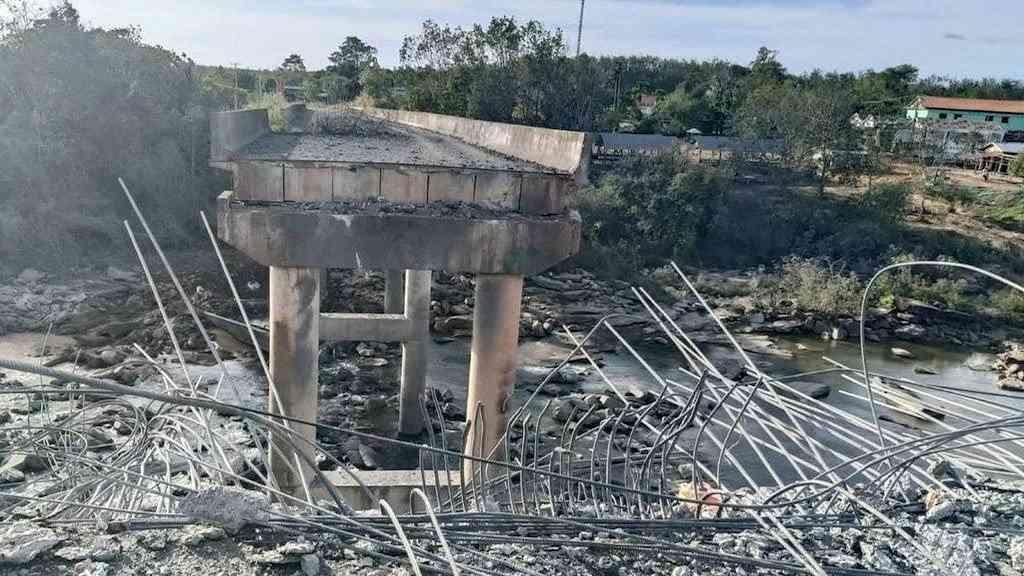Tensão na fronteira leva Camboja a fechar acessos à Tailândia | Esta foto divulgada pela agência Agence Kampuchea Press (AKP) neste sábado mostra uma ponte danificada após ataques militares tailandeses na província de Pursat, em meio a confrontos ao longo da fronteira entre Camboja e Tailândia