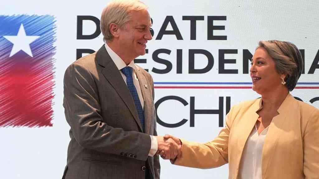 Chile pode eleger governo mais à direita desde Pinochet | Ultradireitista José Kast (esq,) e esquerdista Jeannette Jara disputam segundo turno no Chile