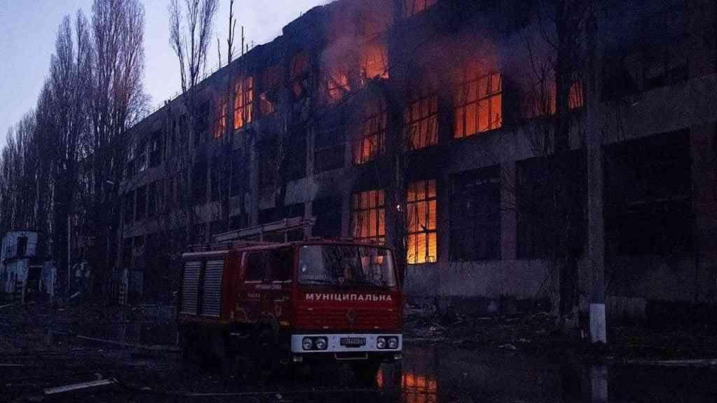 Ucrânia é alvo de ataque russo com mísseis hipersônicos | Edifício em Odesa foi incendiado por um ataque da Rússia contra a Ucrânia