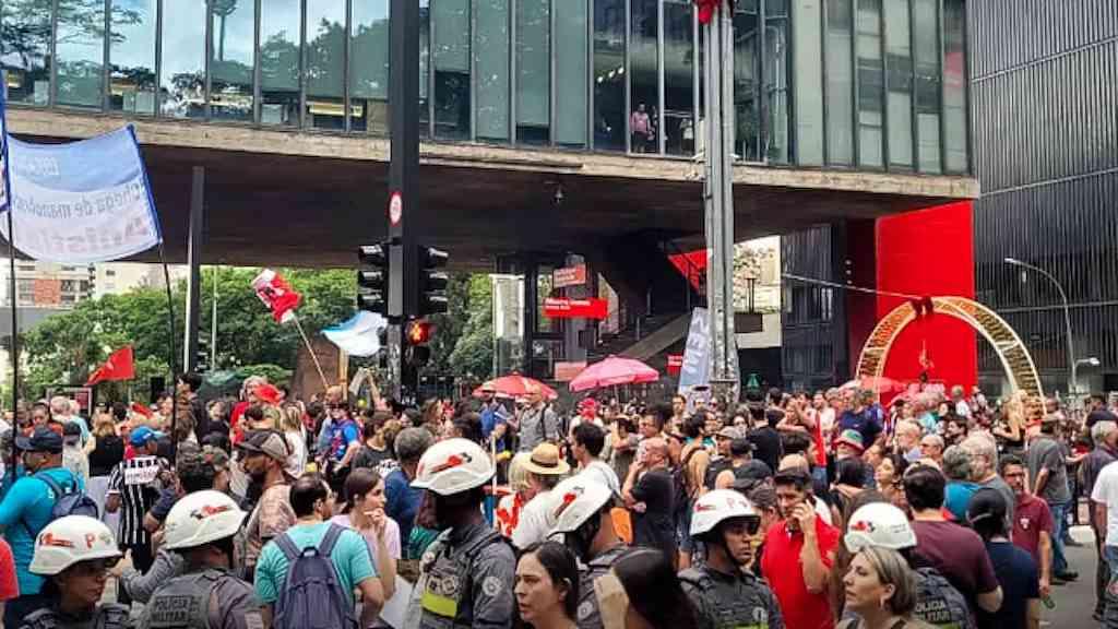 Manifestantes protestam em capitais contra PL da Dosimetria | Em Brasília, cartazes diziam “sem anistia para golpista”