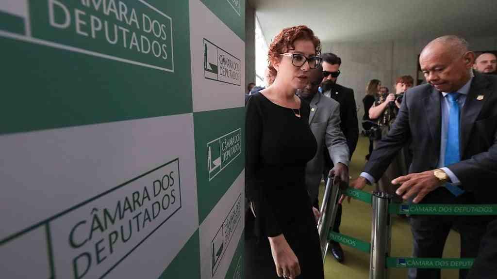 Motta convoca suplente após renúncia de Zambelli | Deputada Carla Zambelli durente coletiva no salão verde da Câmara dos Deputados