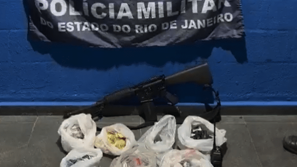 Operação contra o CV deixa suspeito morto e policial ferido | PM apreendeu fuzil e drogas em operação contra o CV no Morro do Juramento
