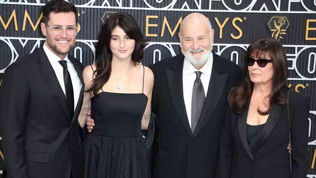 Autoridades prendem filho de Rob Reiner e Michele Singer | O casal Rob Reiner e Michele Singer com dois de seus três filhos: Jake e Romy Reiner