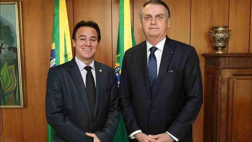 Suplente de Carla Zambelli assume mandato na Câmara | O deputado Adilson Barroso e o então presidente Jair Bolsonaro, em 2019