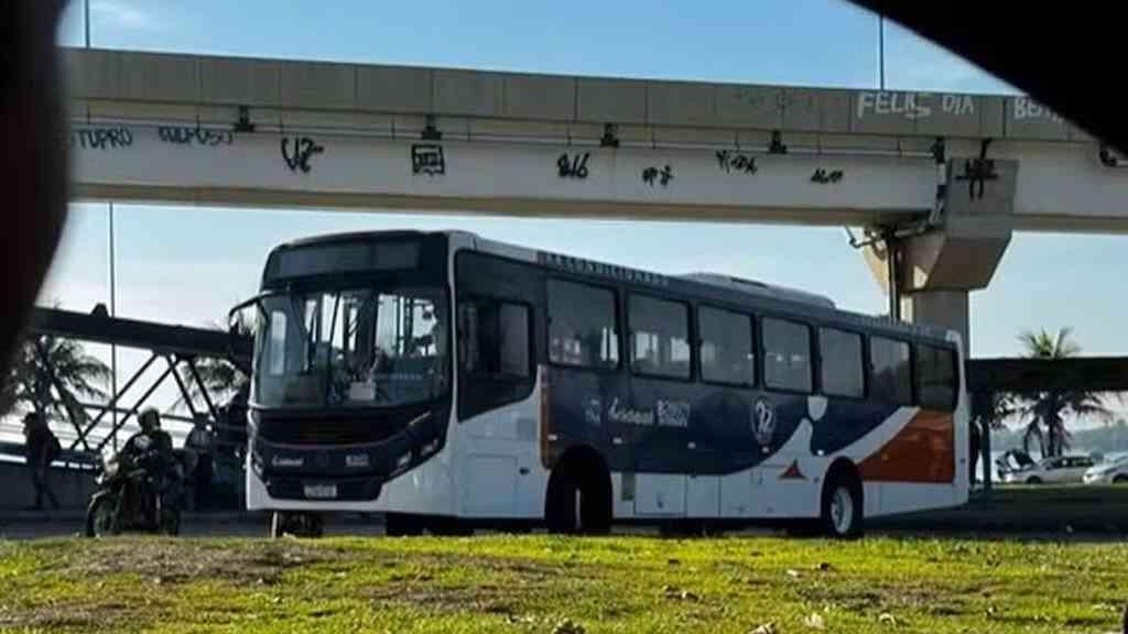Criminosos bloqueiam via de acesso ao Aeroporto do Galeão | Ataque bloqueia acesso ao Galeão na Ilha do Governador