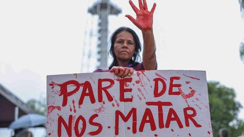 Teimosia é ato político: insistir no país que ainda não existe | Manifestante em Brasília durante o Levante Mulheres Vivas